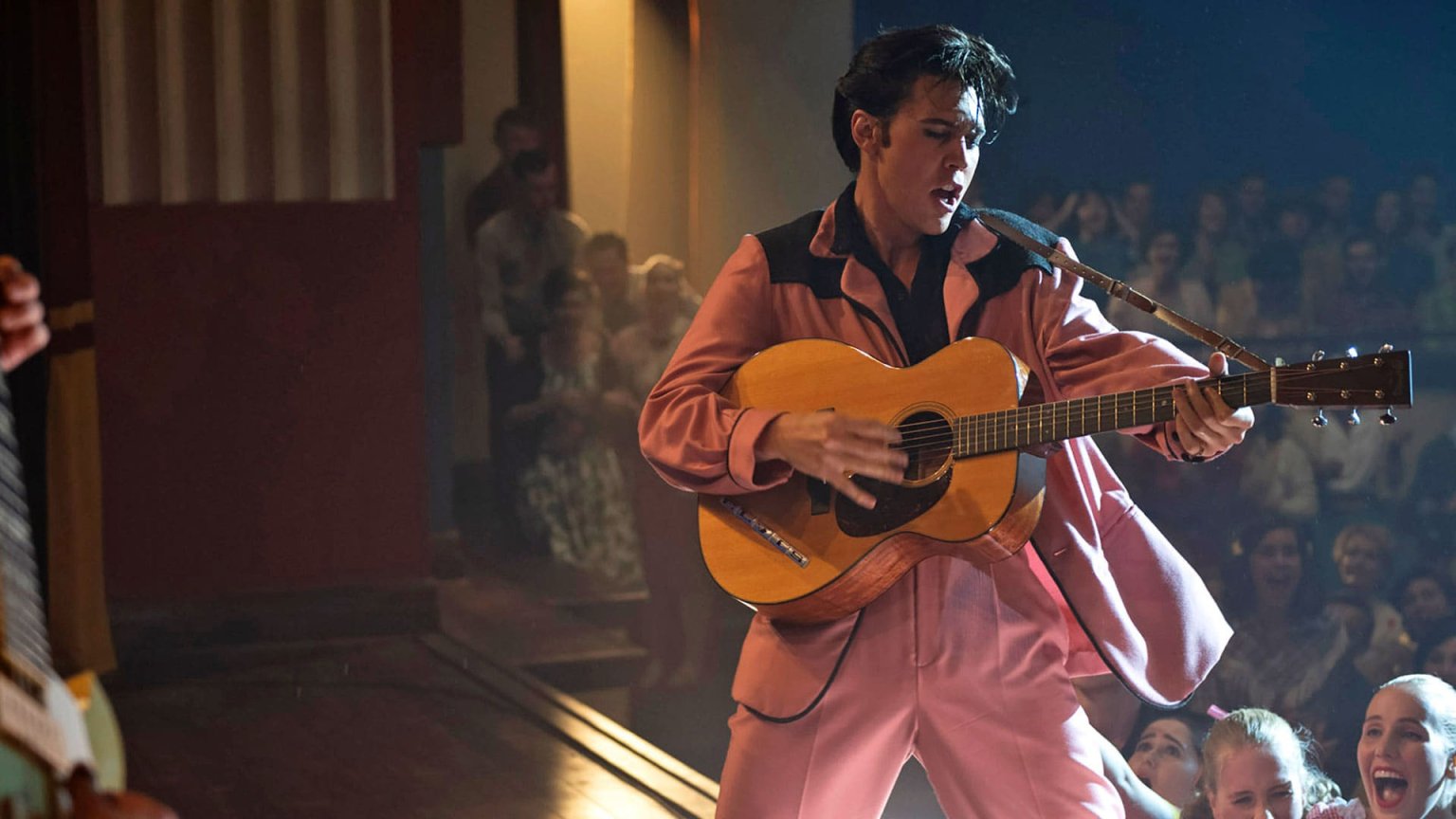 Austin Butler schittert als Elvis Presley in officiële trailer van Baz Luhrmanns biopic 'Elvis'