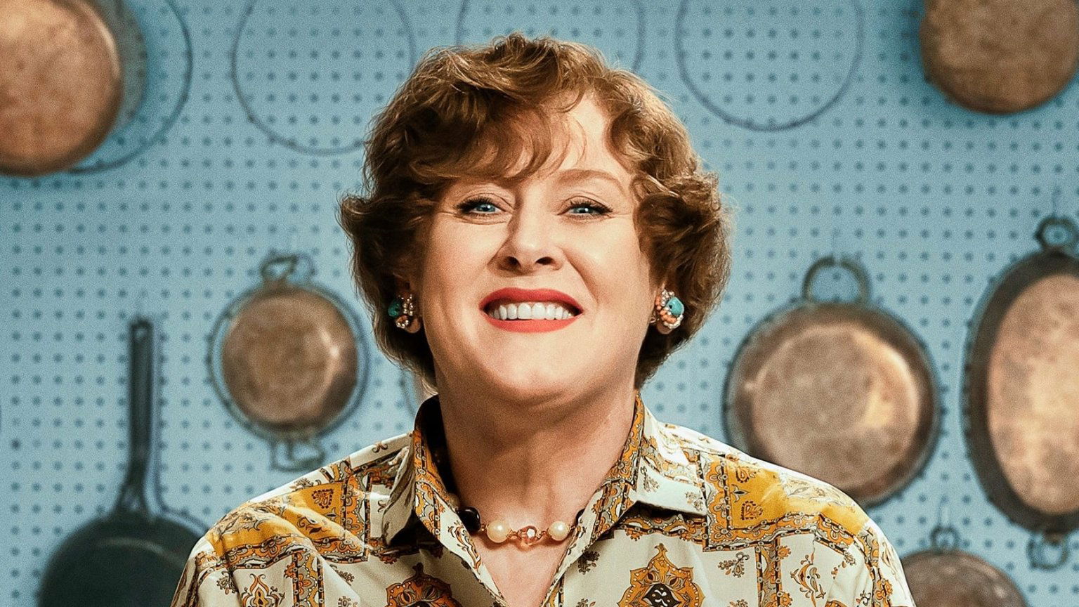 Officiële trailer van biografische dramaserie 'Julia' over iconische tv-kok nu te zien