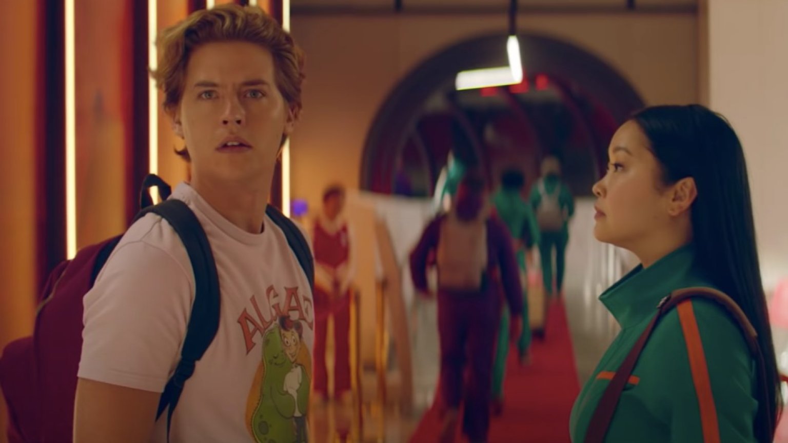 Lana Condor en Cole Sprouse reizen naar Mars in de trailer van romantische komedie 'Moonshot'