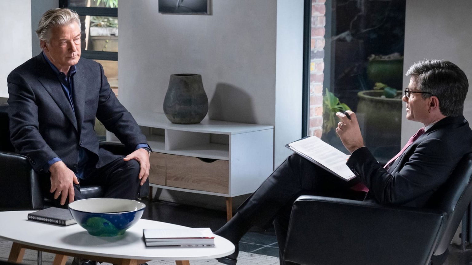 Alec Baldwin voor het eerst terug op de set sinds fataal schietincident