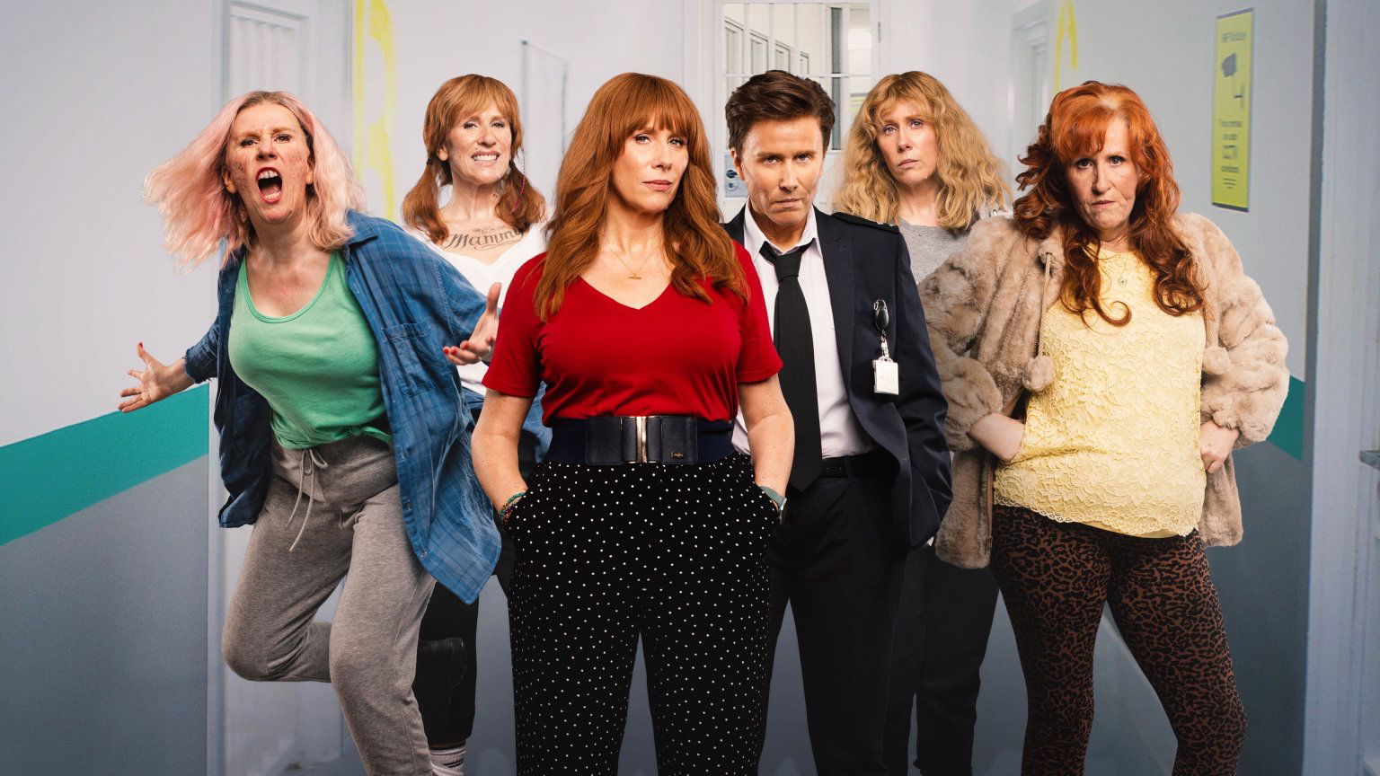Catherine Tate te zien als meerdere personages in trailer Netflix-komedieserie 'Hard Cell'