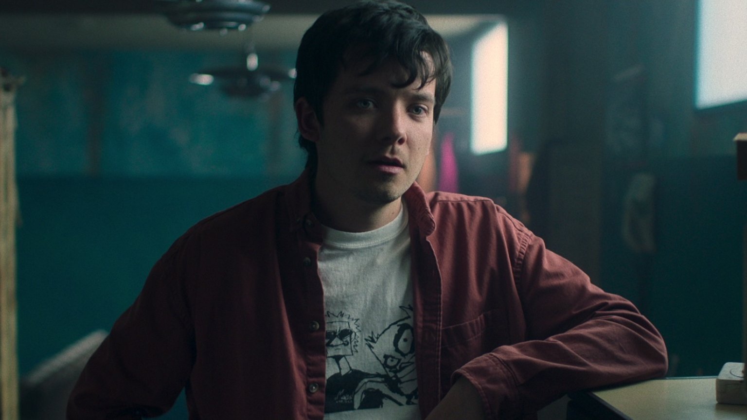 Asa Butterfield schittert in de trailer van Netflix-horrorfilm 'Choose or Die'