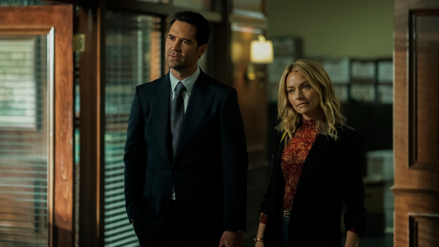 Netflix onthult de eerste beelden en releasedatum van misdaadserie 'The Lincoln Lawyer'