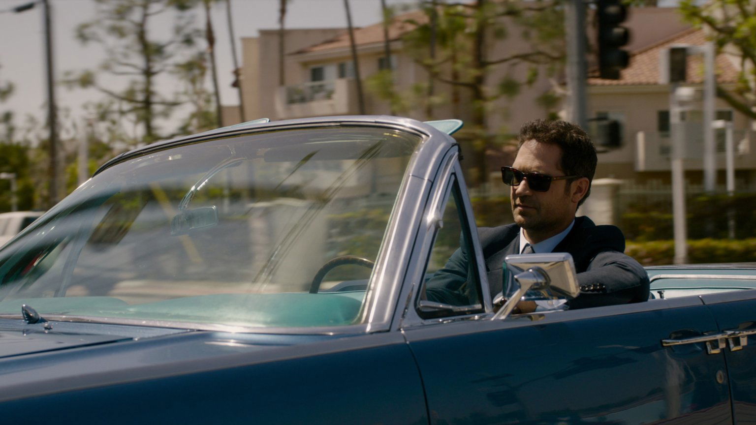 Advocaat Micky werkt vanuit zijn auto in de trailer van Netflix-serie 'The Lincoln Lawyer'