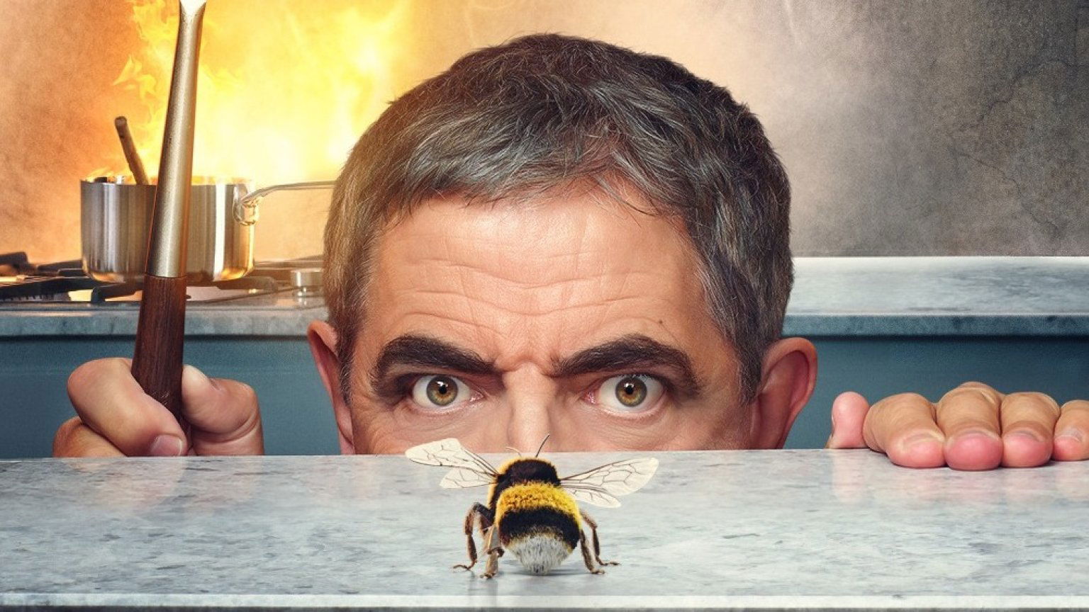 Rowan Atkinson vanaf juni op Netflix in 'Man vs. Bee': eerste poster onthuld van komedieserie