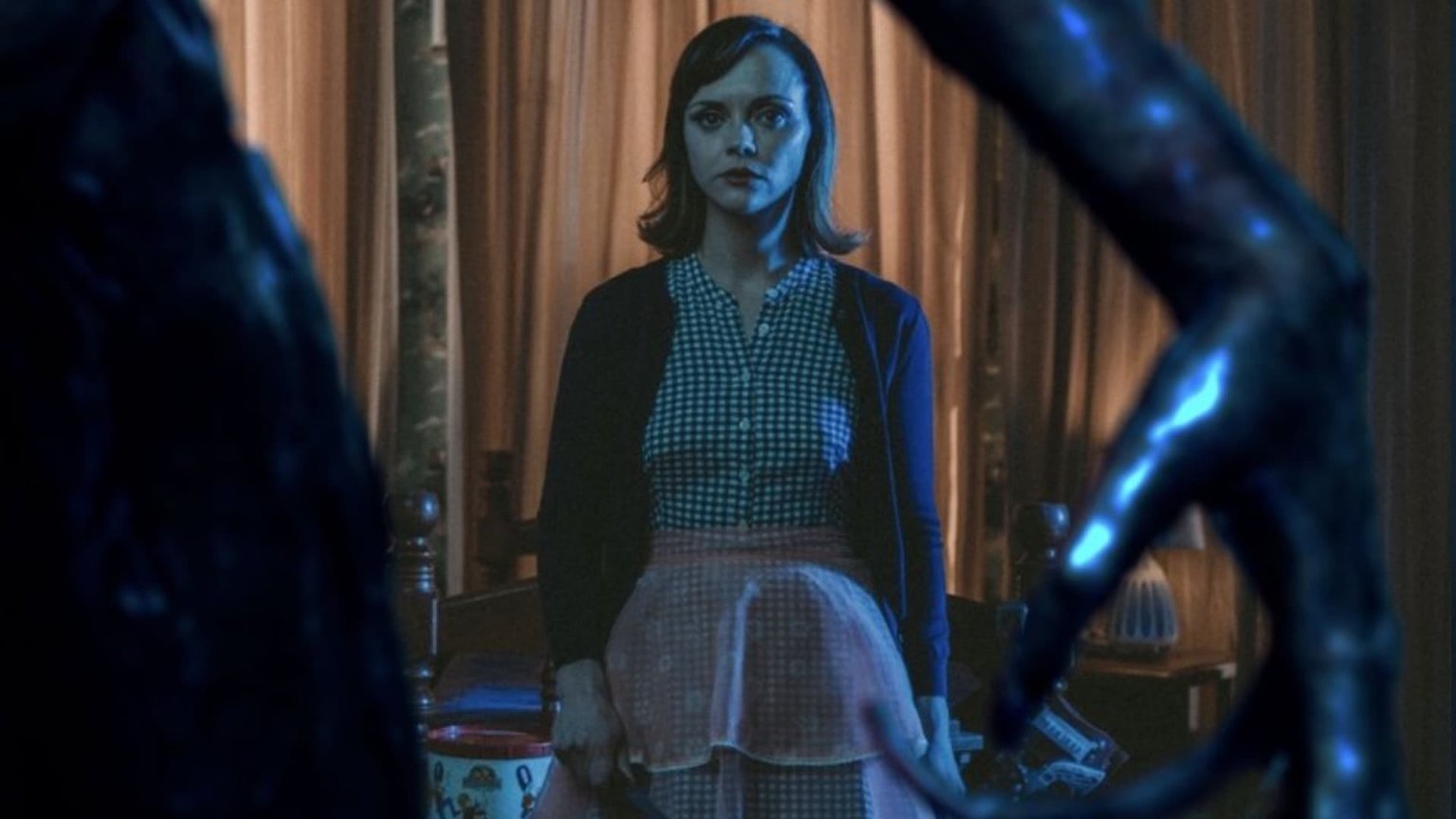 Trailer van mysterieuze horrorfilm 'Monstrous' met Christina Ricci nu te zien