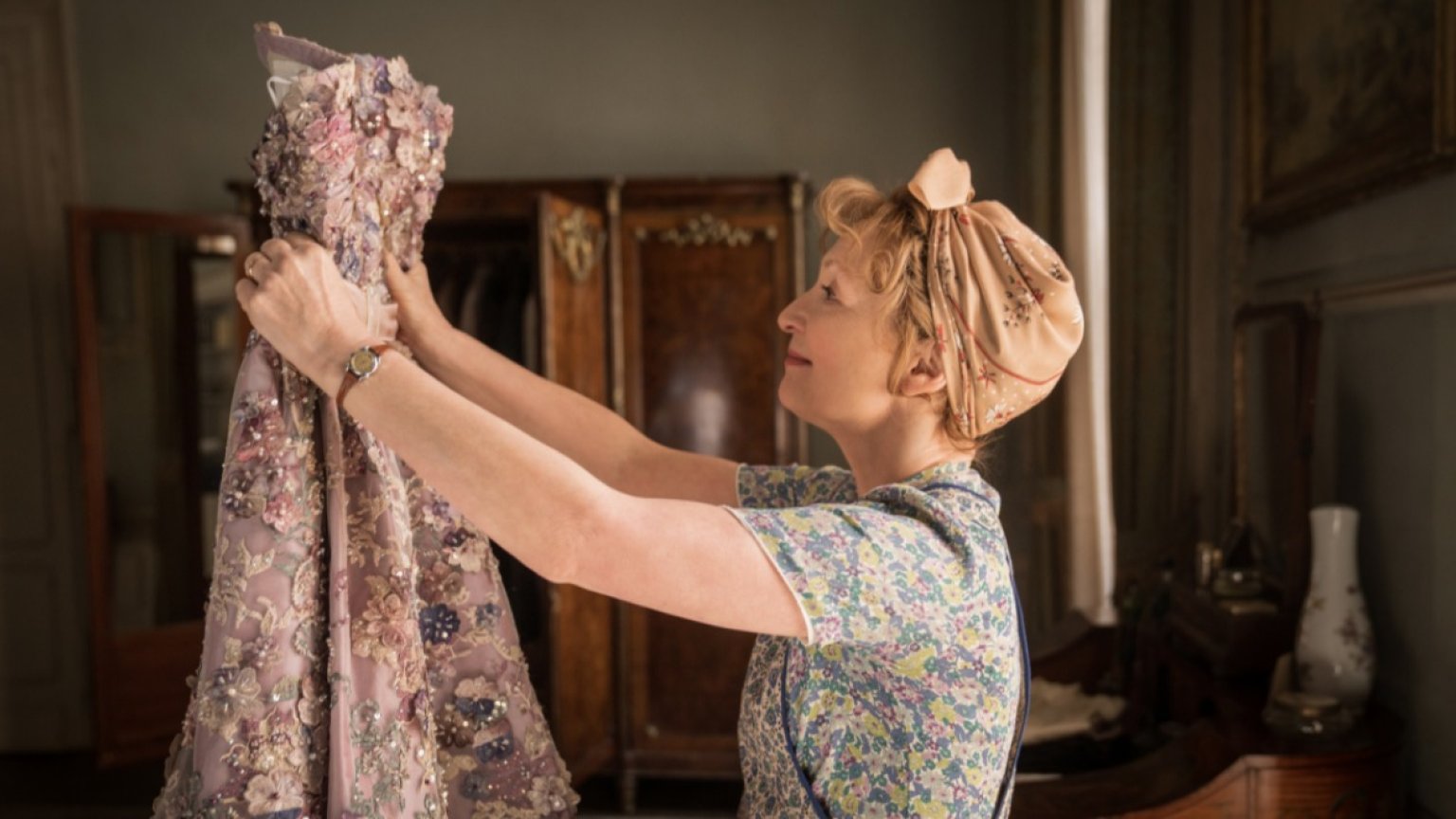 Universal onthult trailer van dramafilm 'Mrs. Harris Goes to Paris'