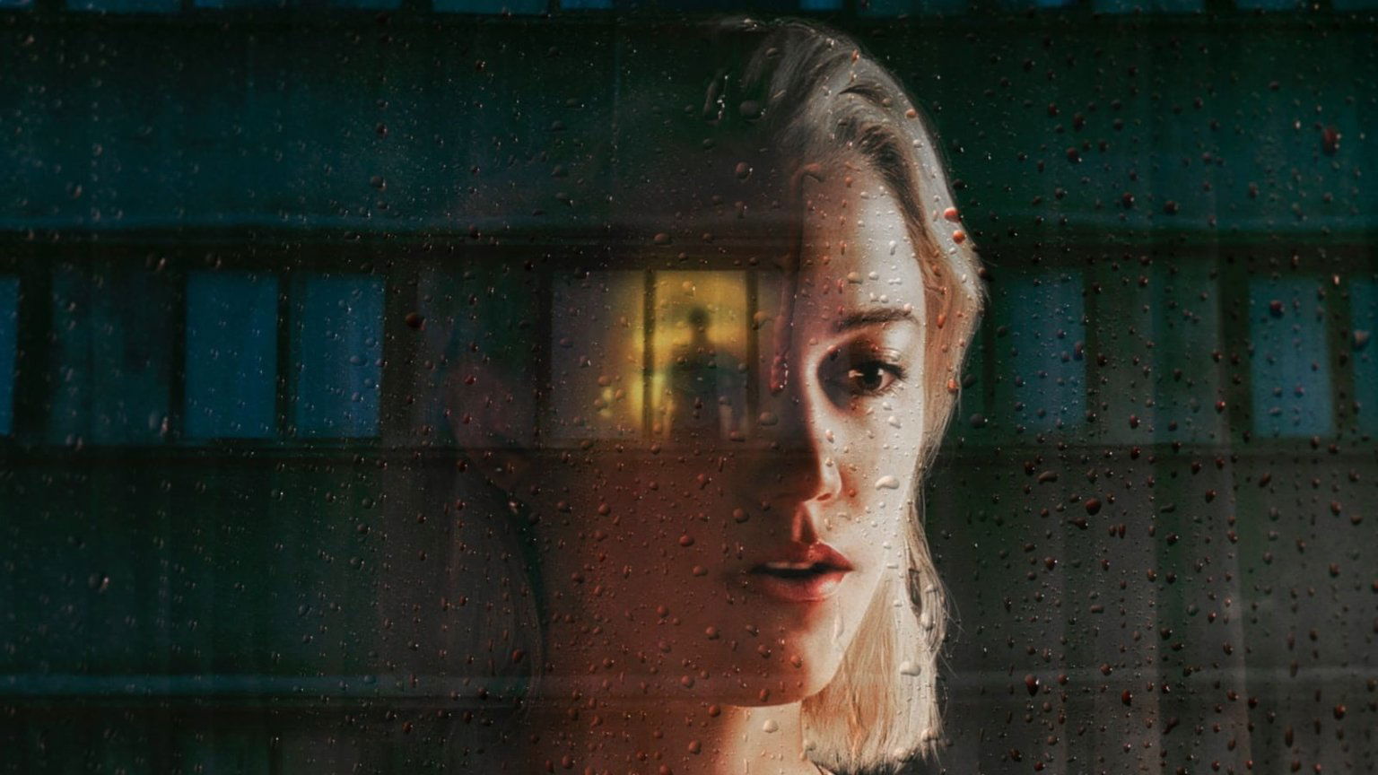 Trailer van thrillerdrama 'Watcher' met Maika Monroe nu te zien