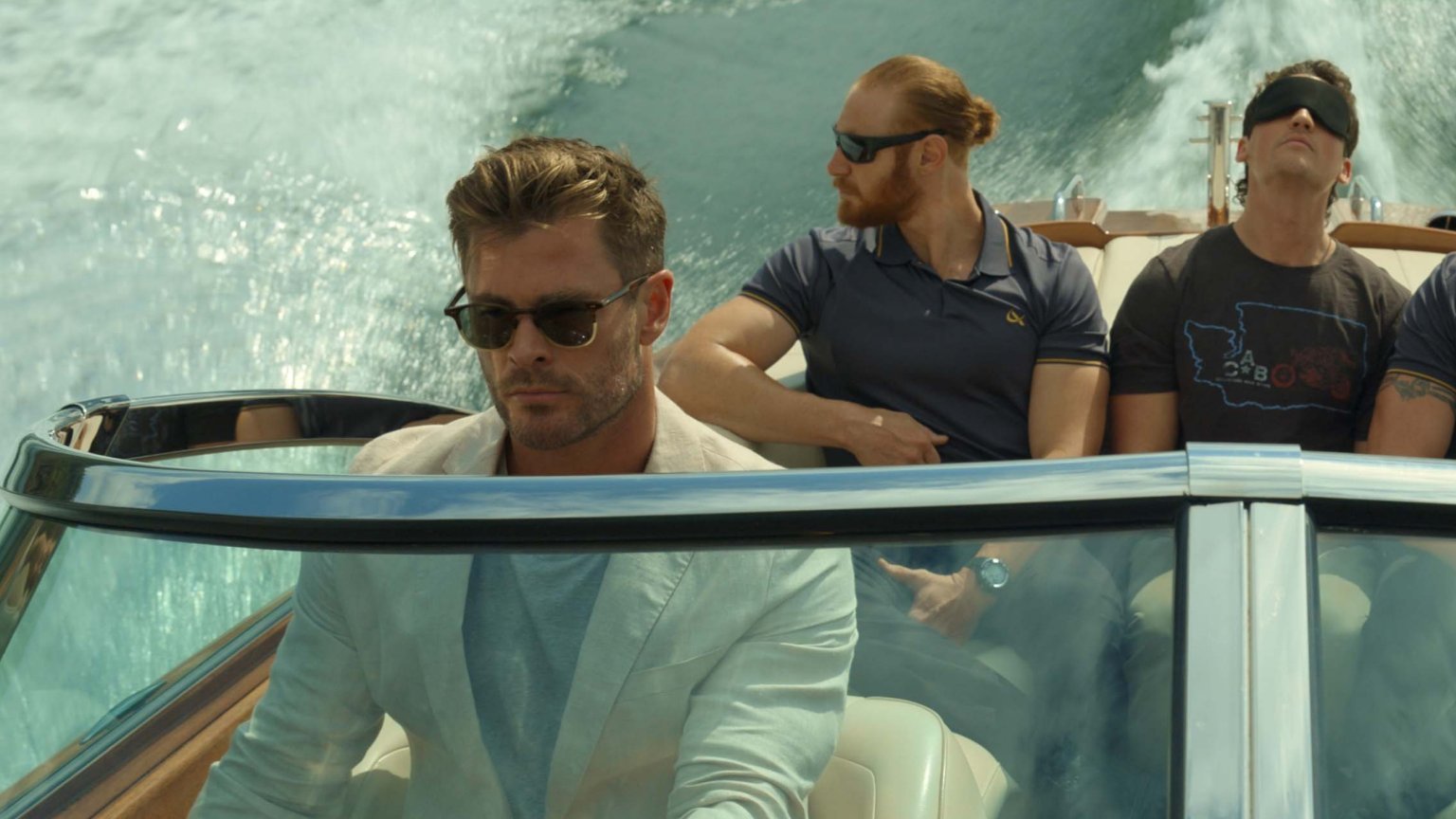 Chris Hemsworth experimenteert op gevangenen in trailer van nieuwe Netflix-actiefilm