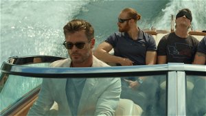 Chris Hemsworth experimenteert op gevangenen in trailer van nieuwe Netflix-actiefilm
