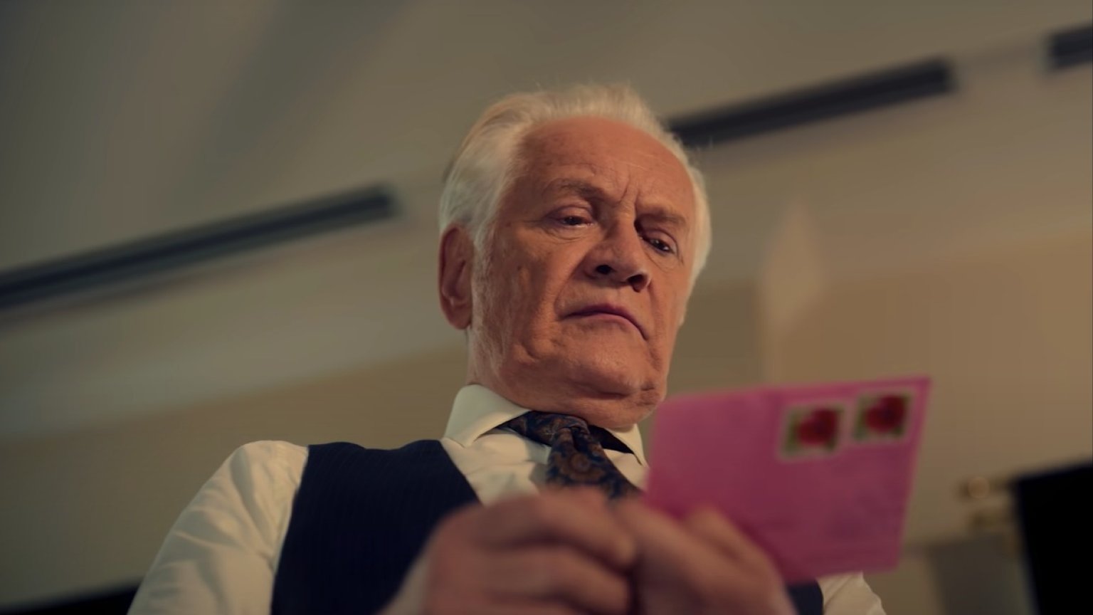 Trailer van meeslepende Netflix-serie 'Queen' nu te zien