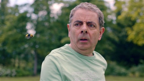 Rowan Atkinson neemt het op tegen een bij in de trailer van nieuwe Netflix-serie